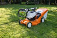 TONDEUSE TRACTEE STIHL RMA448VC PACK AVEC BATTERIE ET CHARGEUR