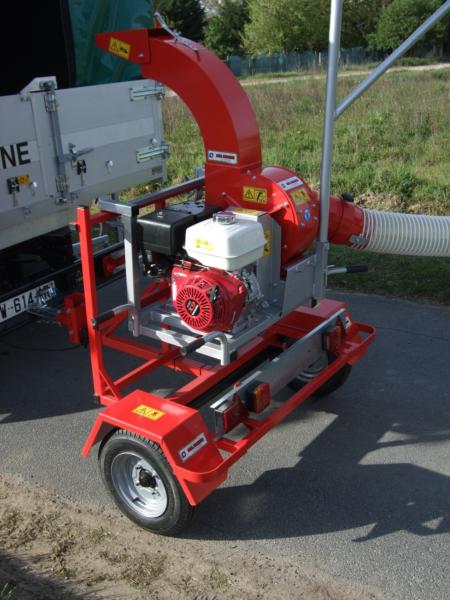 Aspirateur de feuilles sur Remorque routière François et fils TNK08/HR