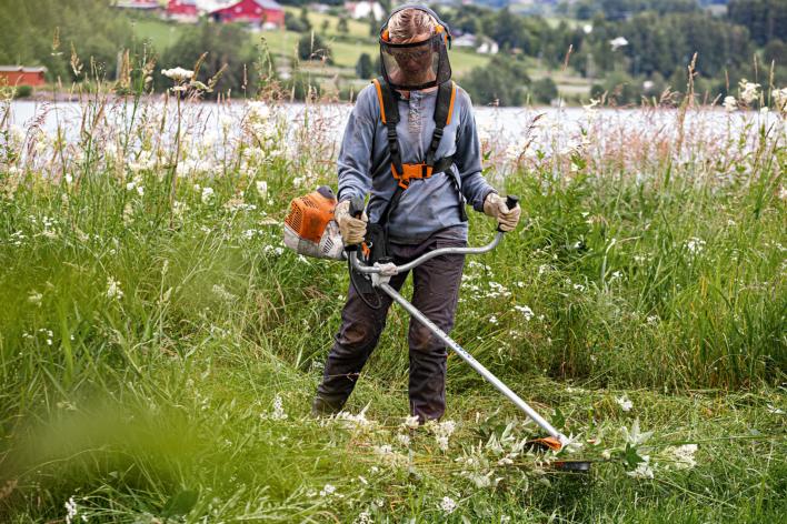 DEBROUSSAILLEUSE A DOS STIHL FS240