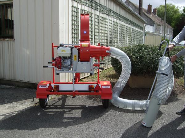 Aspirateur de feuilles sur Remorque routière François et fils TNK15/HR