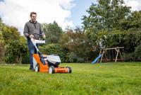 TONDEUSE TRACTEE STIHL RMA448VC PACK AVEC BATTERIE ET CHARGEUR