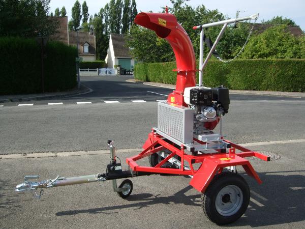 Aspirateur de feuilles sur Remorque routière François et fils SPC2/HR